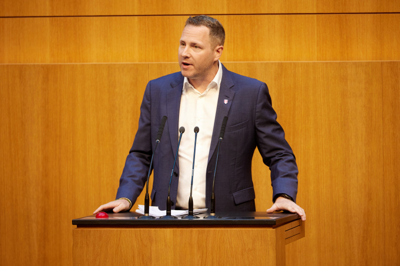 Am Redner:innenpult: Nationalratsabgeordneter Michael Schnedlitz (FPÖ)