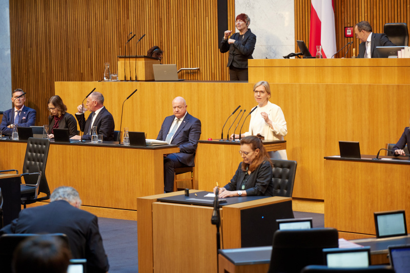 Am Redner:innenpult: Nationalratsabgeordnete Leonore Gewessler (GRÜNE)