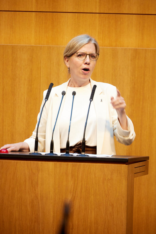 Am Redner:innenpult: Nationalratsabgeordnete Leonore Gewessler (GRÜNE)