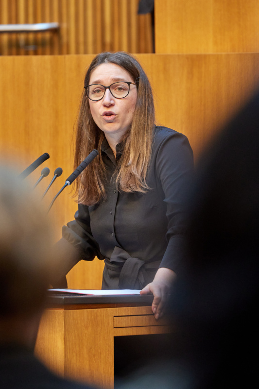 Am Redner:innenpult: Nationalratsabgeordnete Julia Elisabeth Herr (SPÖ)