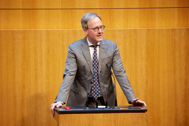 Am Redner:innenpult: Nationalratsabgeordneter Dominik Oberhofer (NEOS)