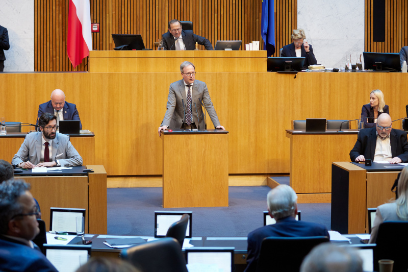 Am Redner:innenpult: Nationalratsabgeordneter Dominik Oberhofer (NEOS)