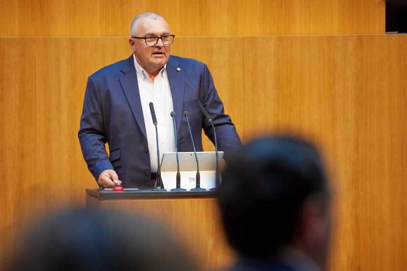 Am Redner:innenpult: Nationalratsabgeordneter Arnold Schiefer (FPÖ)