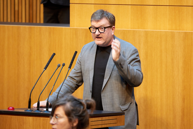 Am Redner:innenpult: Nationalratsabgeordneter Markus Koza (GRÜNE)