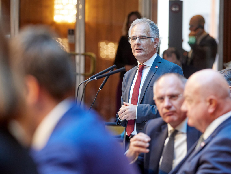 Regierungsbank. Stellungnahme Finanzminister Markus Marterbauer (SPÖ)