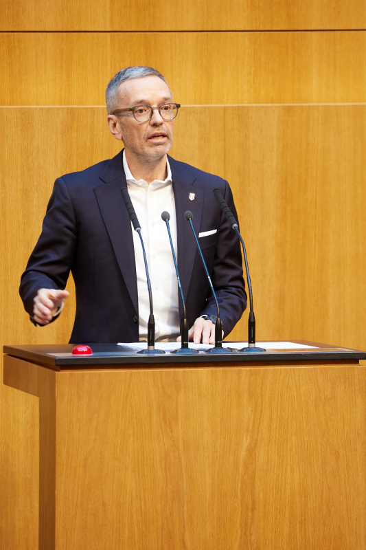 Am Redner:innenpult: Klubobmann Herbert Kickl (FPÖ)