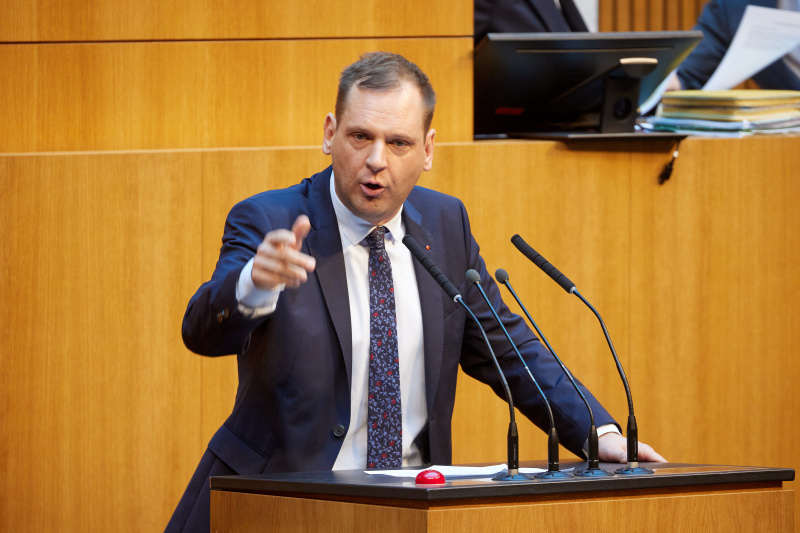 Am Redner:innenpult: Klubvorsitzender Philip Kucher (SPÖ)