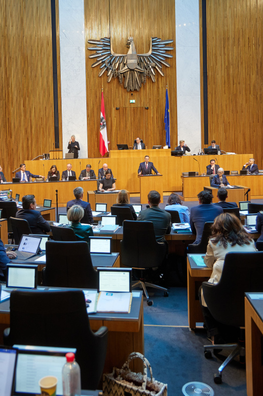 Am Redner:innenpult: Klubobmann August Wöginger (ÖVP)