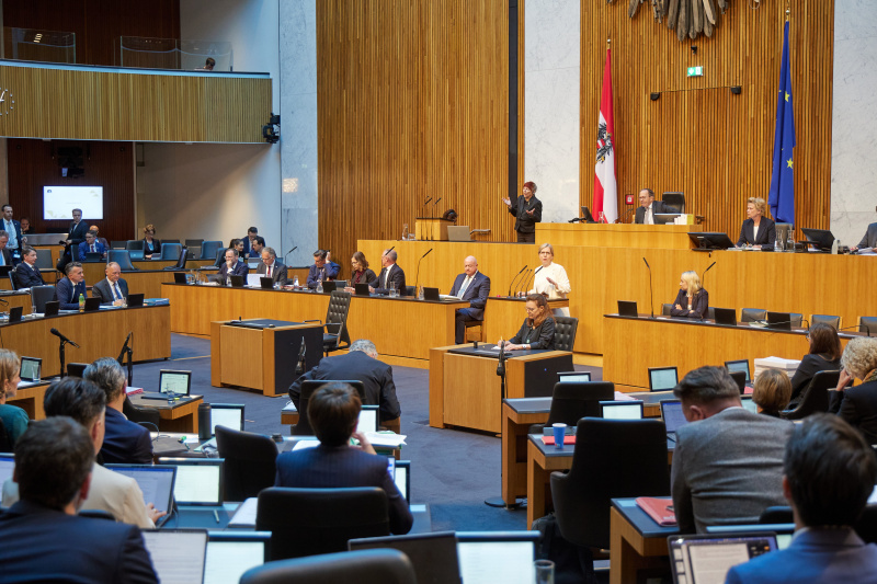 Am Redner:innenpult: Nationalratsabgeordnete Leonore Gewessler (GRÜNE)