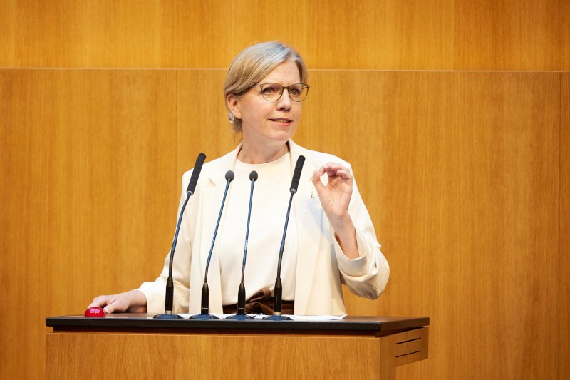 Am Redner:innenpult: Nationalratsabgeordnete Leonore Gewessler (GRÜNE)