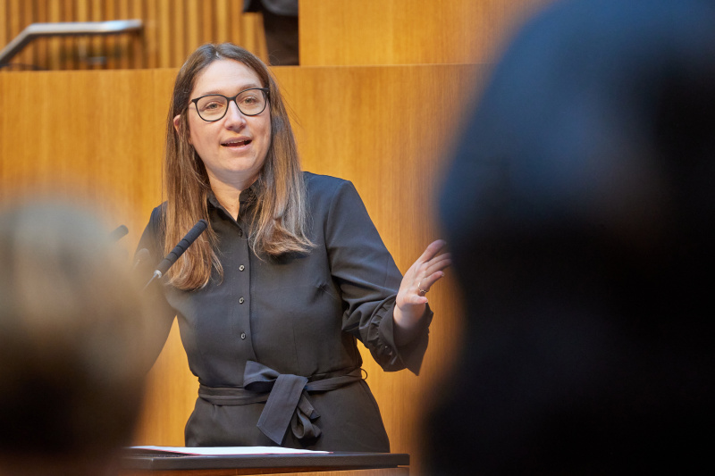 Am Redner:innenpult: Nationalratsabgeordnete Julia Elisabeth Herr (SPÖ)