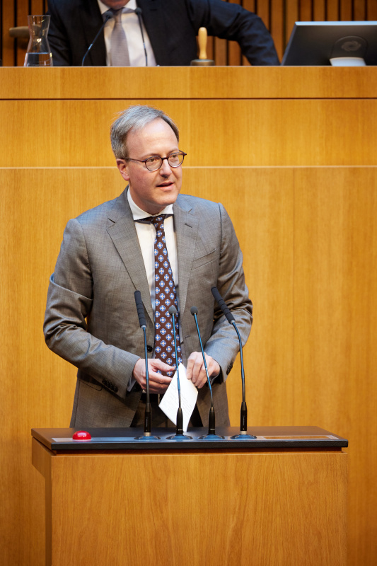 Am Redner:innenpult: Nationalratsabgeordneter Dominik Oberhofer (NEOS)