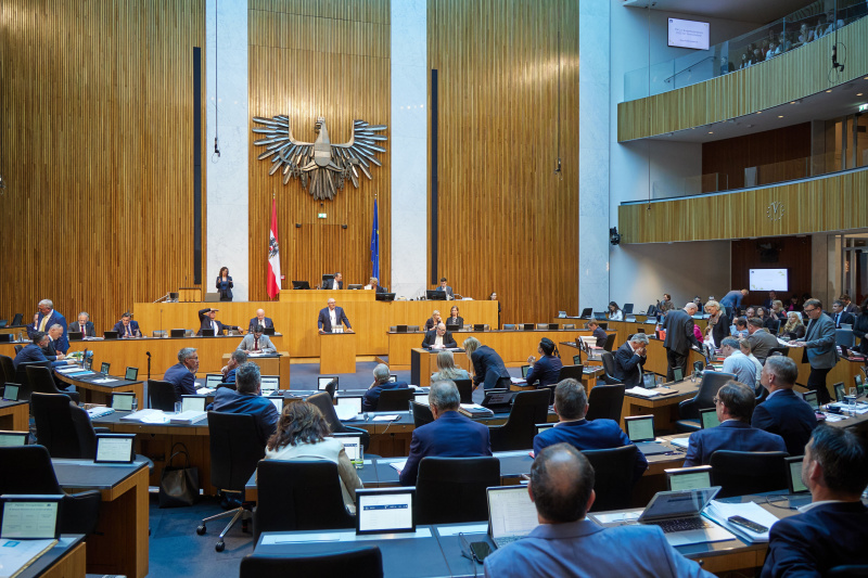 Am Redner:innenpult: Nationalratsabgeordneter Arnold Schiefer (FPÖ)