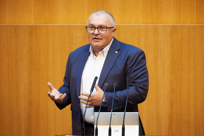 Am Redner:innenpult: Nationalratsabgeordneter Arnold Schiefer (FPÖ)