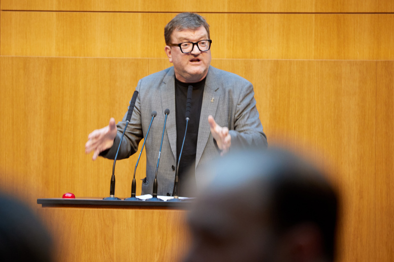 Am Redner:innenpult: Nationalratsabgeordneter Markus Koza (GRÜNE)