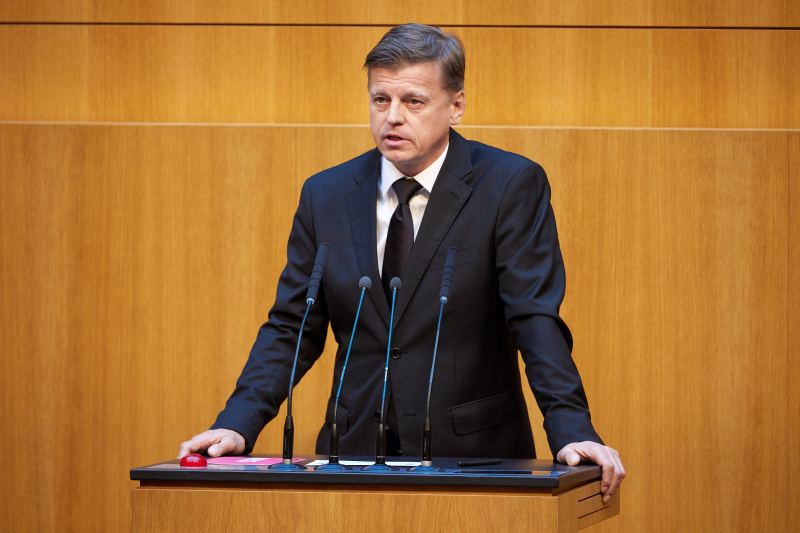 Am Redner:innenpult: Nationalratsabgeordneter Valentin Veit Dengler (NEOS)