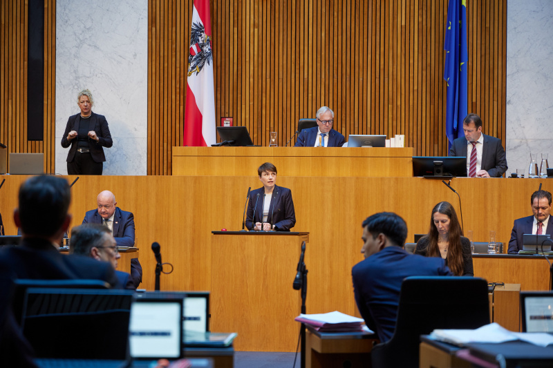 Am Redner:innenpult: Nationalratsabgeordnete Sigrid Maurer (GRÜNE)