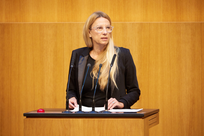 Am Redner:innenpult: Nationalratsabgeordnete Juliane Bogner-Strauß (ÖVP)