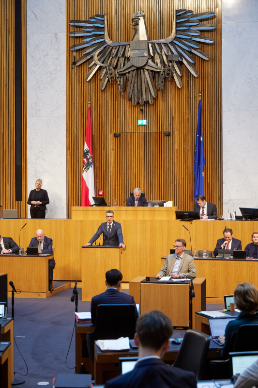 Am Redner:innenpult: Nationalratsabgeordneter Gernot Darmann (FPÖ)