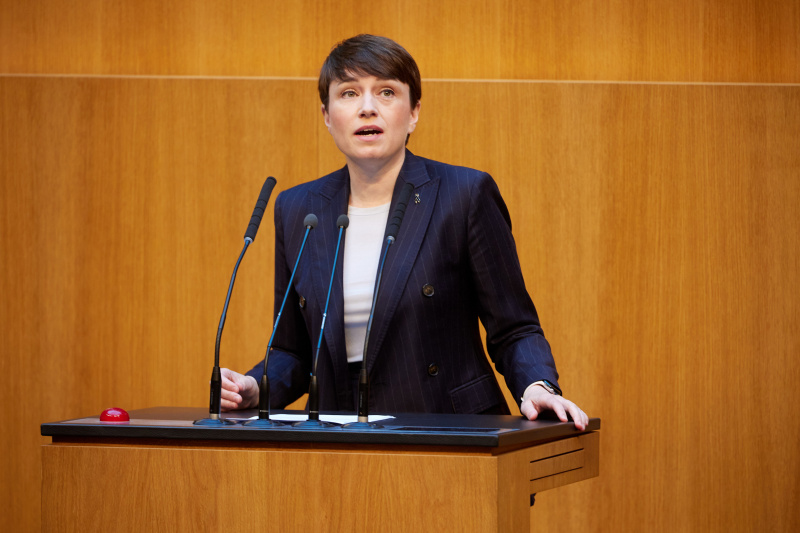 Am Redner:innenpult: Nationalratsabgeordnete Sigrid Maurer (GRÜNE)