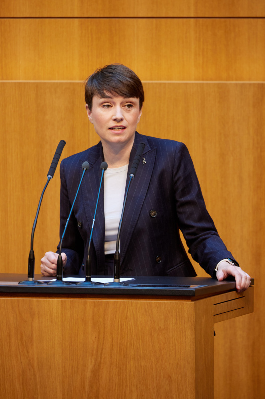 Am Redner:innenpult: Nationalratsabgeordnete Sigrid Maurer (GRÜNE)