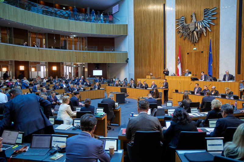 Am Redner:innenpult: Nationalratsabgeordnete Sigrid Maurer (GRÜNE)