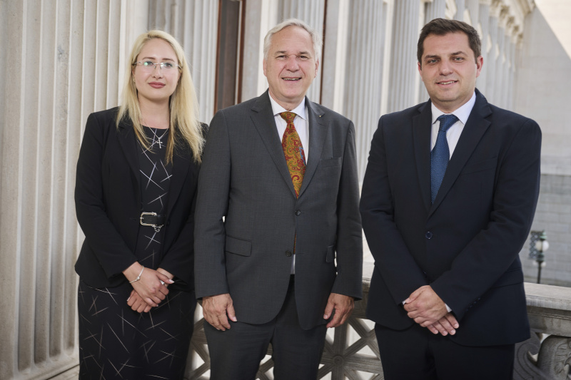 Nationalratspräsident Walter Rosenkranz (FPÖ) (Mitte) mit Stipendiat:innen des Westbalkan Stipendienprogramms des Österreichischen Parlaments