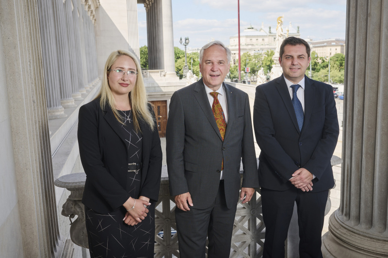 Nationalratspräsident Walter Rosenkranz (FPÖ) (Mitte) mit Stipendiat:innen des Westbalkan Stipendienprogramms des Österreichischen Parlaments