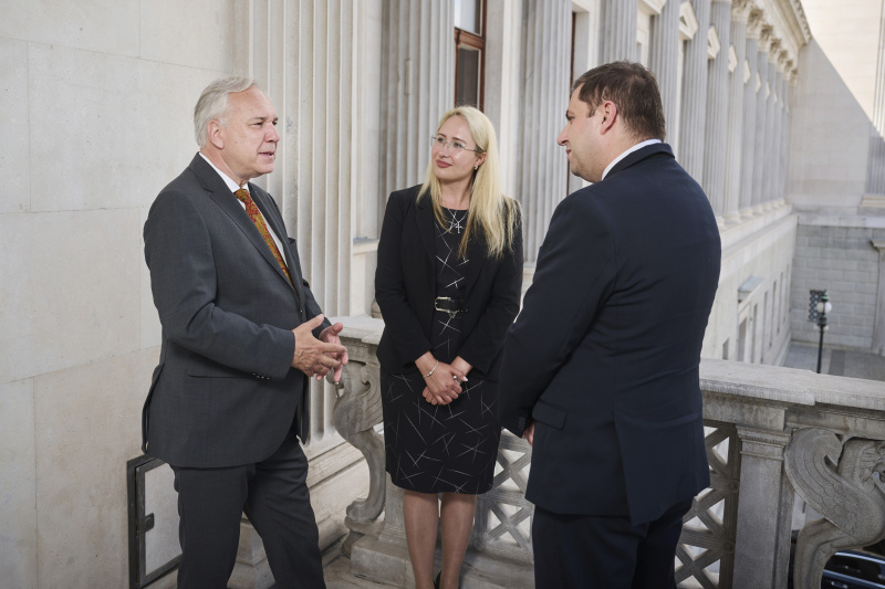 Nationalratspräsident Walter Rosenkranz (FPÖ) (links) mit Stipendiat:innen des Westbalkan Stipendienprogramms des Österreichischen Parlaments