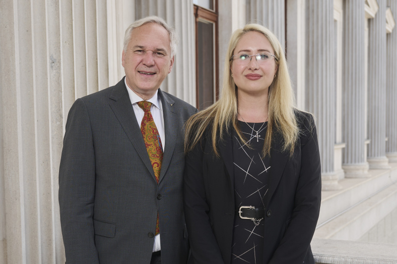 Nationalratspräsident Walter Rosenkranz (FPÖ) (Mitte) mit Stipendiat:innen des Westbalkan Stipendienprogramms des Österreichischen Parlaments