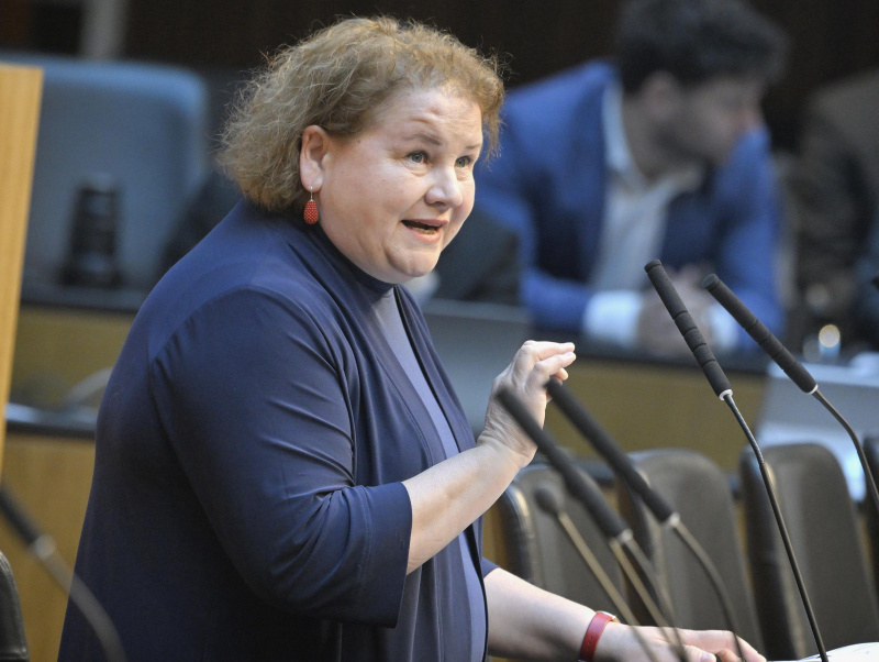 Am Redner:innenpult: Sozialministerin Korinna Schumann (SPÖ)