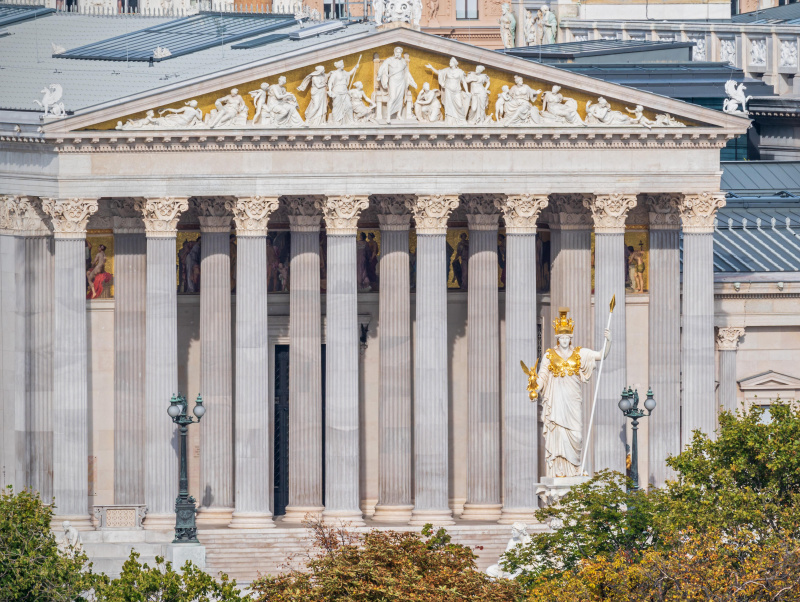 Blick auf den Portikus mit Pallas Athene