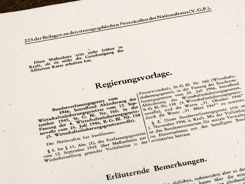 Bundesverfassungsgesetz von 1946, betreffend Abänderung des Wirtschaftssäuberungsgesetzes vom 12. September 1945. Diese Maßnahme tritt nicht früher in Kraft, als sie nicht die Genehmigugn des Alliierten Rages erhalten hat.