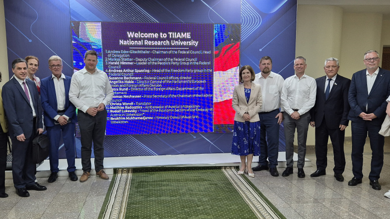 Besuch der Universität in Taschkent. Gruppenfoto mit Bundesratspräsidentin Andrea Eder-Gitschthaler (ÖVP) (5. von rechts)