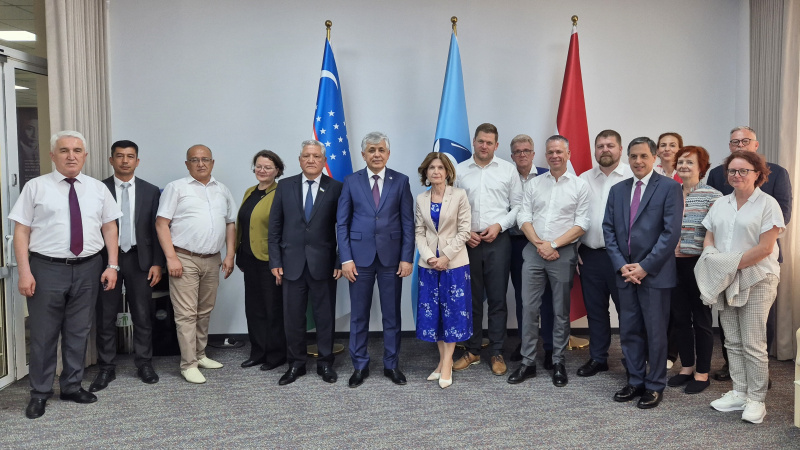 Gruppenfoto mit Bundesratspräsidentin Andrea Eder-Gitschthaler (ÖVP) (7. von links) und Rektor der Universität Bakhadir Mirzaev (6. von links)