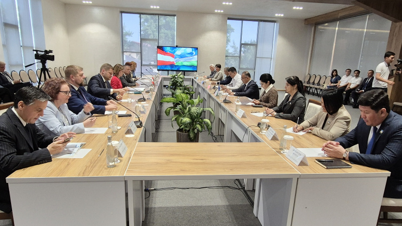 Aussprache. Linke Tischhälfte: Österreichische Delegation unter der Leitung von Bundesratspräsidentin Andrea Eder-Gitschthaler (ÖVP) (5 von links). Rechte Tischhälfte: Usbekische Delegation under der Leitung von Gouverneur von Samarkand Adiz Muzaffarovich Boboyev (5. von rechts)