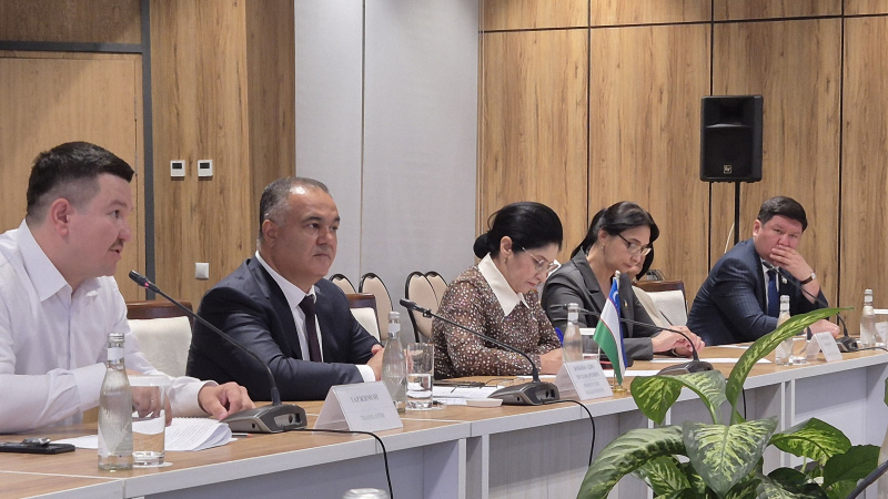 Usbekische Delegation under der Leitung von Gouverneur von Samarkand Adiz Muzaffarovich Boboyev (2. von links)