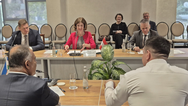 Aussprache. Österreichische Delegation unter der Leitung von Bundesratspräsidentin Andrea Eder-Gitschthaler (ÖVP) (Mitte)
