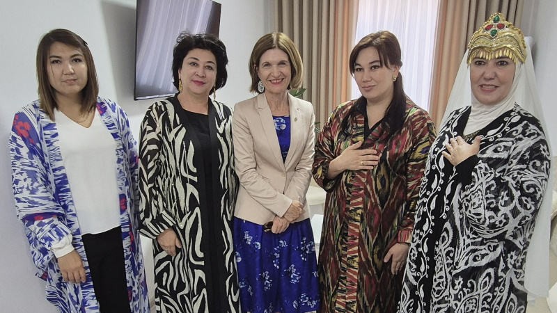 Gruppenfoto mit Bundesratspräsidentin Andrea Eder-Gitschthaler (ÖVP) (Mitte)