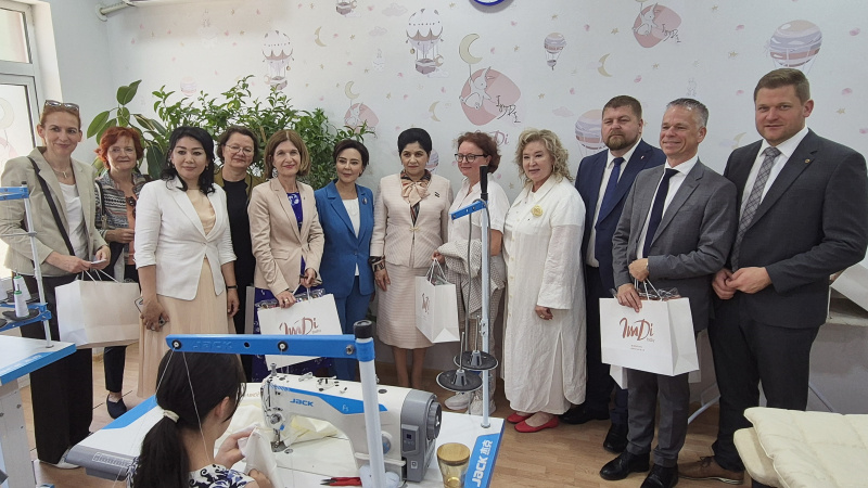 Gruppenfoto mit Bundesratspräsidentin Andrea Eder-Gitschthaler (ÖVP) (5. von links)