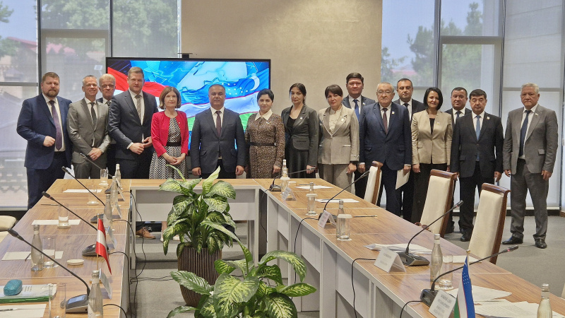 Gruppenfoto mit Bundesratspräsidentin Andrea Eder-Gitschthaler (ÖVP) (5. von lisnk) Gouverneur von Samarkand Adiz Muzaffarovich Boboyev (6. von lisnk)
