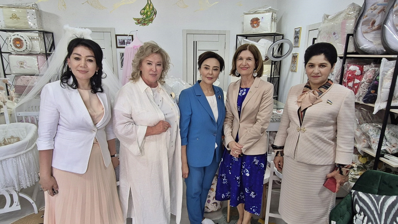 Gruppenfoto mit Bundesratspräsidentin Andrea Eder-Gitschthaler (ÖVP) (2. von rechts)