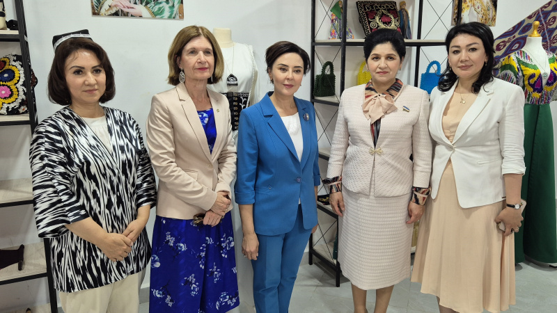 Gruppenfoto mit Bundesratspräsidentin Andrea Eder-Gitschthaler (ÖVP) (2. von links)