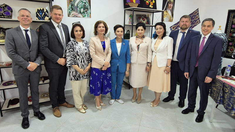 Gruppenfoto mit Bundesratspräsidentin Andrea Eder-Gitschthaler (ÖVP) (4. von links)