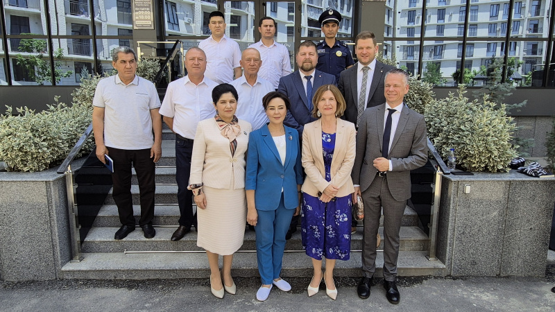 Gruppenfoto mit Bundesratspräsidentin Andrea Eder-Gitschthaler (ÖVP) (1. Reihe, 3. von links)