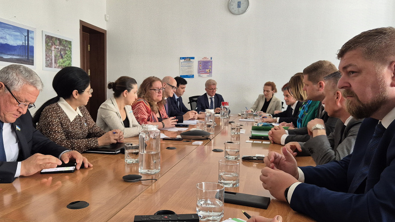 Aussprache. Rechte Tischhälfte: Österreichische Delegation unter der Leitung von Bundesratspräsidentin Andrea Eder-Gitschthaler (ÖVP) (3. von links). Rechte Tischhälfte: UN-Delegation unter der Leitung von UN Resident Coordinator Sabine Machl (4. von links)