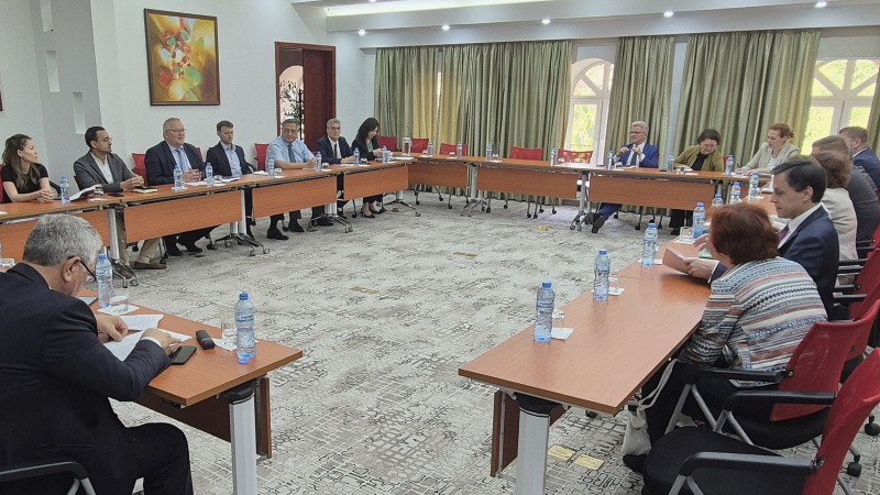 Aussprache. Linke Tischhälfte: OSZE Delegation unter der Leitung von OSZE Projekt Koordinator für Usbekistan Botschafter Antti Karttunen (5. von rechts)