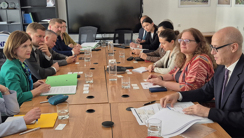 Aussprache. Linke Tischhälfte: Österreichische Delegation unter der Leitung von Bundesratspräsidentin Andrea Eder-Gitschthaler (ÖVP) (links). Rechte Tischhälfte: UN-Delegation unter der Leitung von UN Resident Coordinator Sabine Machl (2. von rechts)
