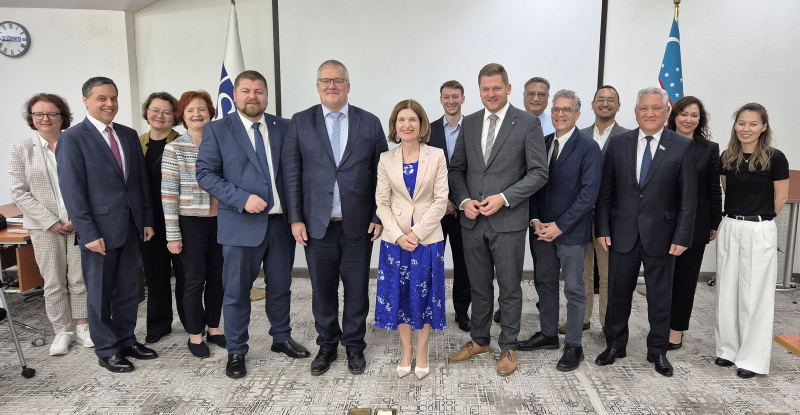 Gruppenfoto mit Bundesratspräsidentin Andrea Eder-Gitschthaler (ÖVP) (7. von links) OSZE Projekt Koordinator für Usbekistan Botschafter Antti Karttunen (6. von links)