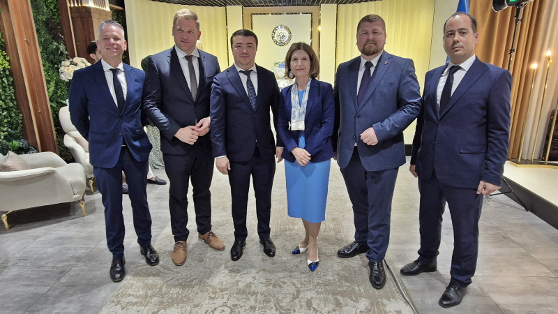 Gruppenfoto mit Bundesratspräsidentin Andrea Eder-Gitschthaler (ÖVP) (Mitte)